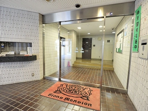 ライオンズマンション新宿５丁目のエントランス