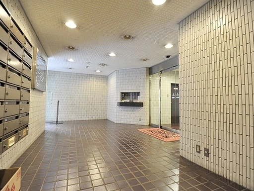 ライオンズマンション新宿５丁目のエントランス