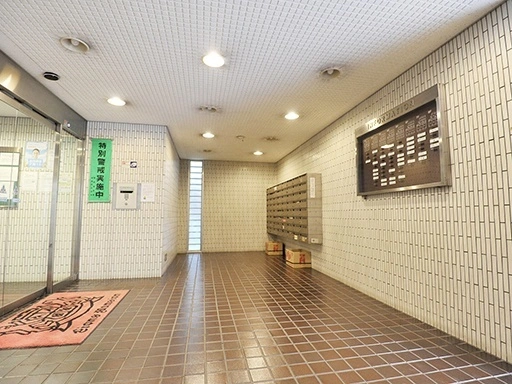 ライオンズマンション新宿５丁目のエントランス