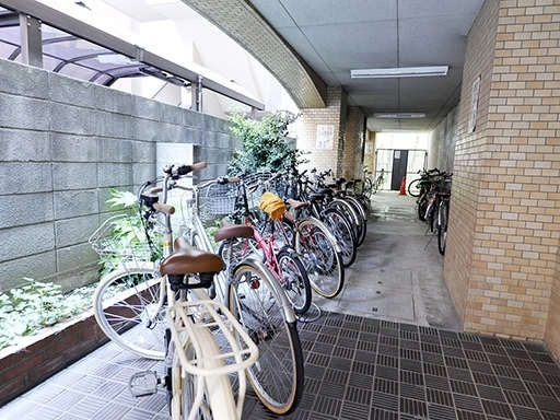 ライオンズマンション新宿５丁目の駐輪場