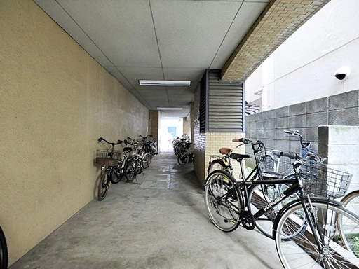 ライオンズマンション新宿５丁目の駐輪場