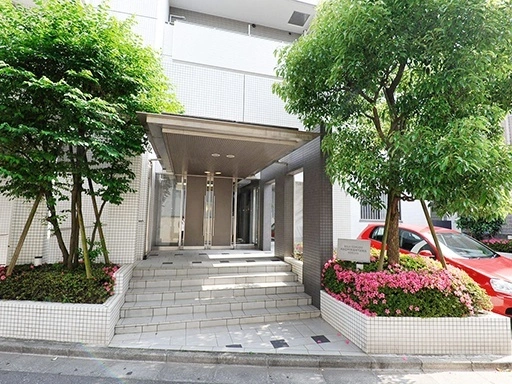 サーラコモド八幡山ヴェローナのエントランス