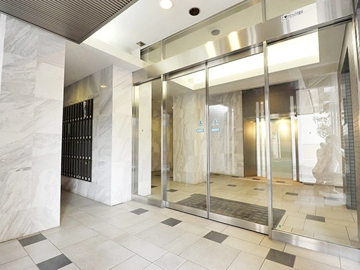 サーラコモド八幡山ヴェローナのエントランス