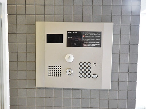 サーラコモド八幡山ヴェローナのエントランス