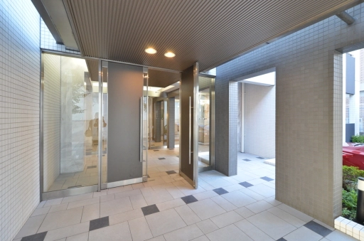 サーラコモド八幡山ヴェローナのエントランス