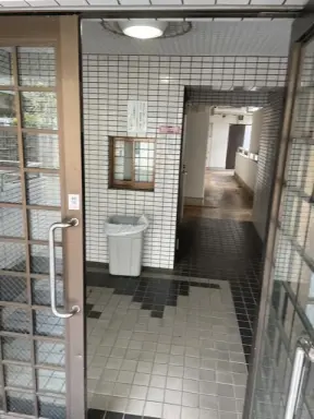 スカイコート都立大学のエントランス
