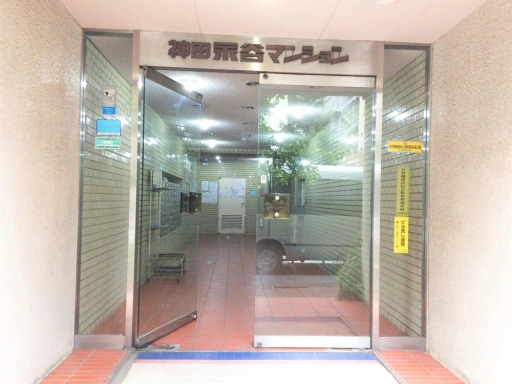 神田永谷マンションのエントランス