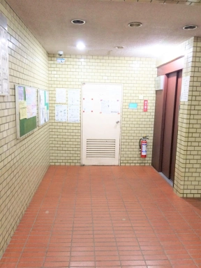 神田永谷マンションのエントランス