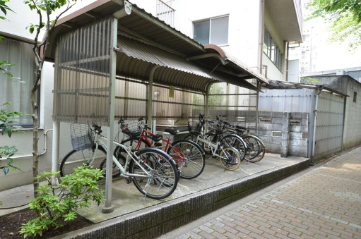カーネ西早稲田の駐輪場