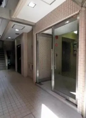 サニープラザ新宿御苑のエントランス