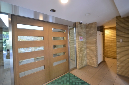 メゾンエクレーレ新宿西戸山のエントランス