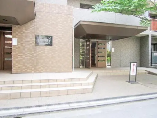 メゾンエクレーレ新宿西戸山のエントランス