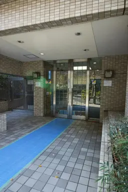 朝日三番町プラザのエントランス