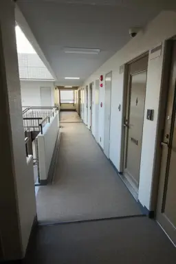 朝日三番町プラザの通路