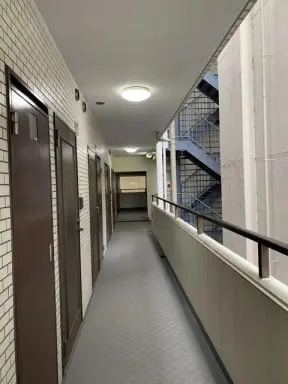 ライオンズマンション板橋区役所前の通路