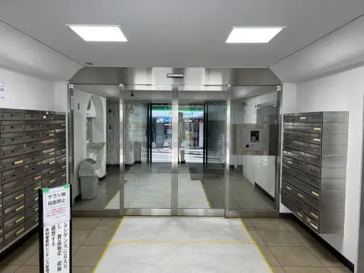 秀和番衆町レジデンスのエントランス