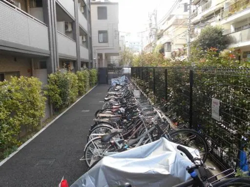 スカイコートヒルズ北新宿の駐輪場