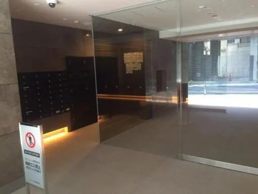 クレイシア新宿のエントランス