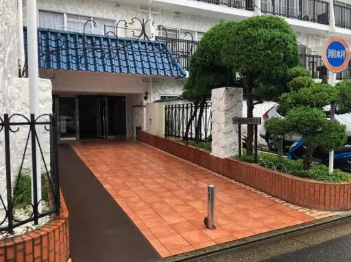 秀和小岩レジデンスのエントランス