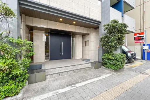 ライジングプレイス北千住のエントランス