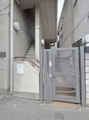 バロール本町のエントランス