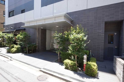 レフィール神保町のエントランス