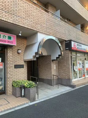 シルバープラザ白山のエントランス