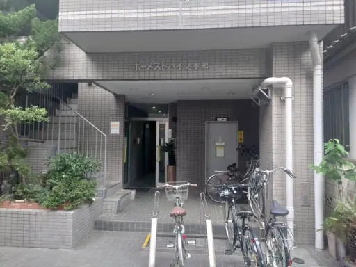 エントランス ホーメストハイツ本郷のエントランス