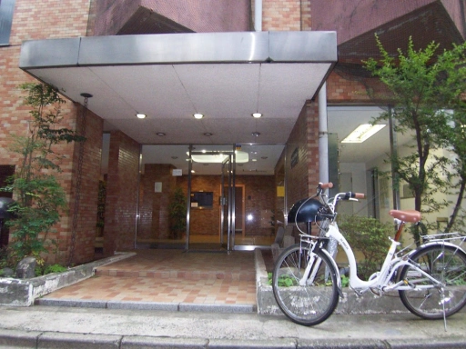 ウエストサイド新宿御苑のエントランス