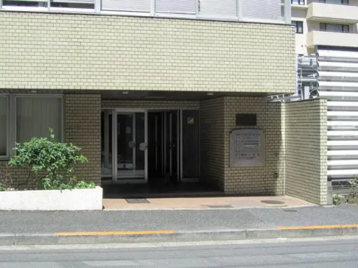いずみハイツ市ヶ谷のエントランス