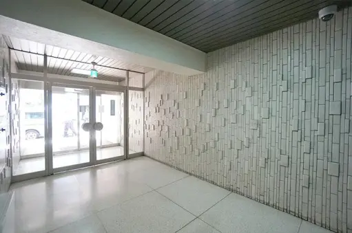 いずみハイツ市ヶ谷のエントランス