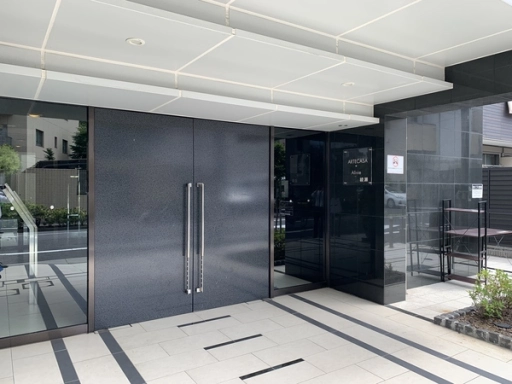 アルテカーサアリビエ綾瀬のエントランス