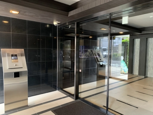 アルテカーサアリビエ綾瀬のエントランス